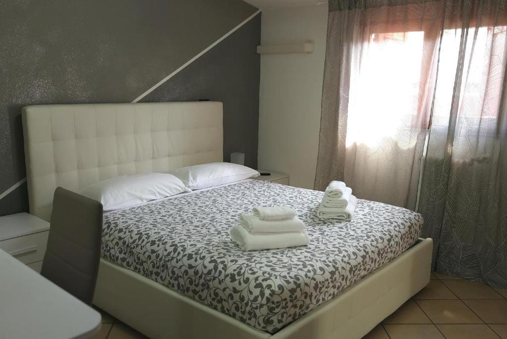 B&B Black&White And Apartments 칸투 외부 사진