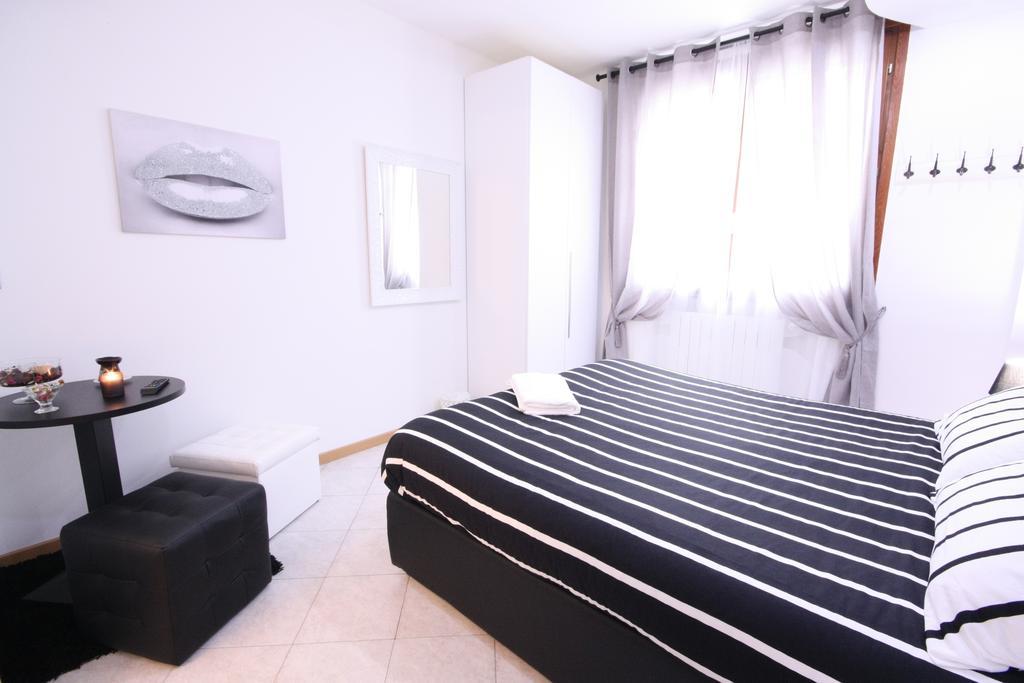 B&B Black&White And Apartments 칸투 객실 사진